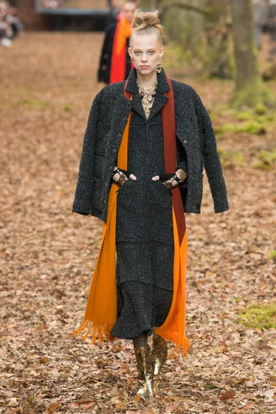Look 16